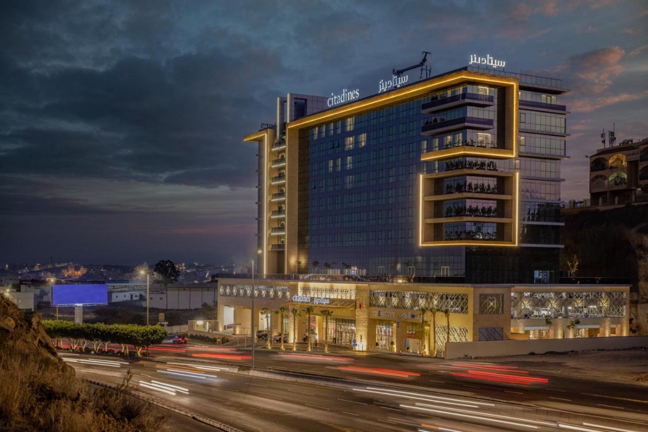 Citadines Abha Aparthotel Exterior photo The hotel at night