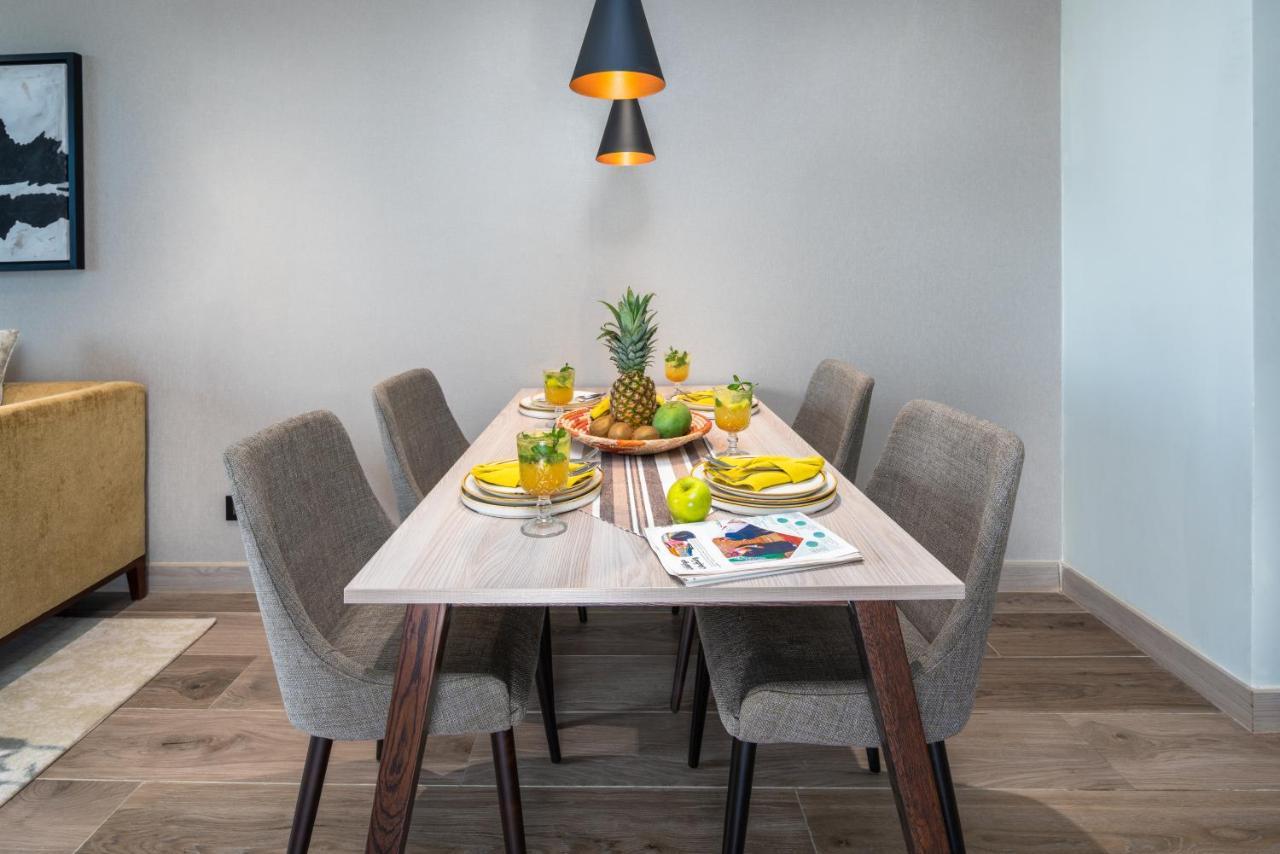 Citadines Abha Aparthotel Exterior photo A dining room table with chairs