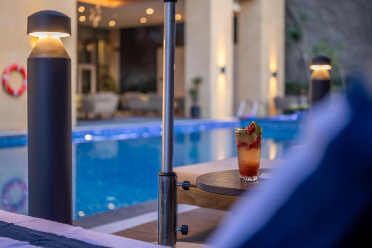 Citadines Abha Aparthotel Exterior photo The swimming pool at the hotel